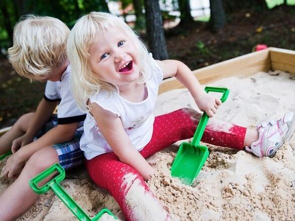 Cluichí bosca gainimh mar bhealach chun a bheith ionfhabhtaithe le paraisítí